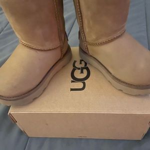 Toddler girl Uggs, in great condition.